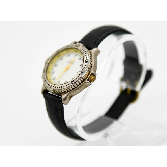 Ladies VTG Timex Divers Style Silver Tone Brown Leather Band Watch New Battery - Picture 2 of 4